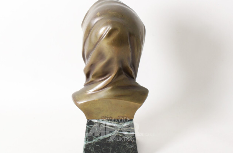 Frauenbüste auf Marmorsockel