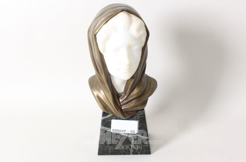 Frauenbüste auf Marmorsockel