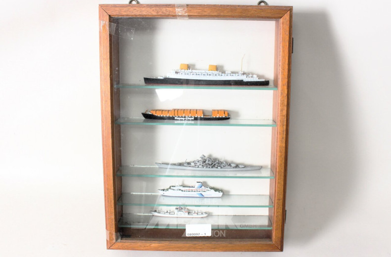 5 versch. Schiffsmodelle im Schaukasten / Holz-Vitrine