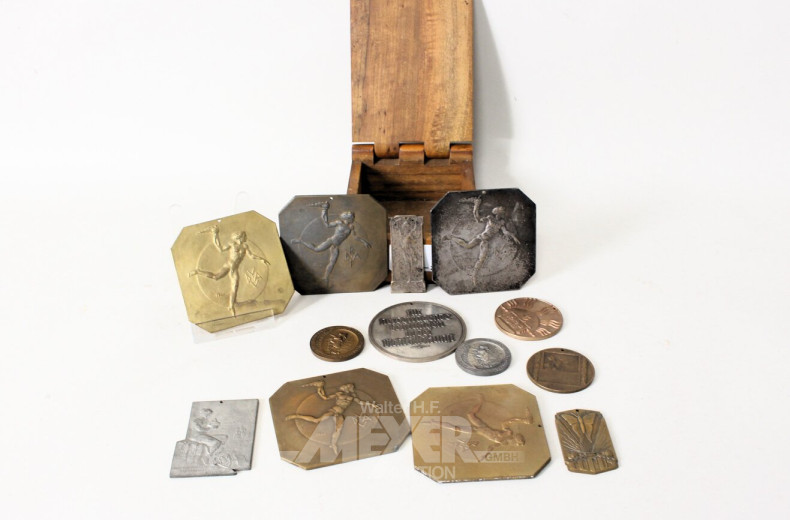 Holzdose mit 13 versch. Metallplaketten/Medaillen