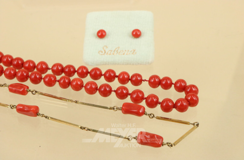 3 Schmuckset, best. aus: 2 Korallketten und 1 Paar Ohrringe