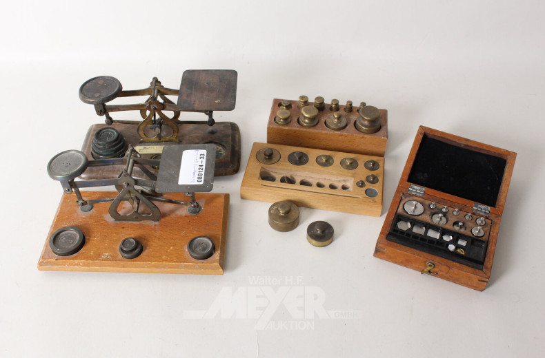 2 Briefwaagen und 3 versch.  Gewichtssätze