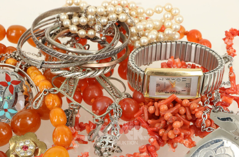 Posten Modeschmuck, u.a. Armreif, Ketten