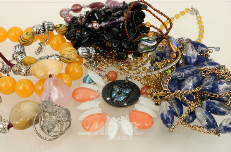 Posten Modeschmuck, u.a. Ketten, Ohrclips etc.