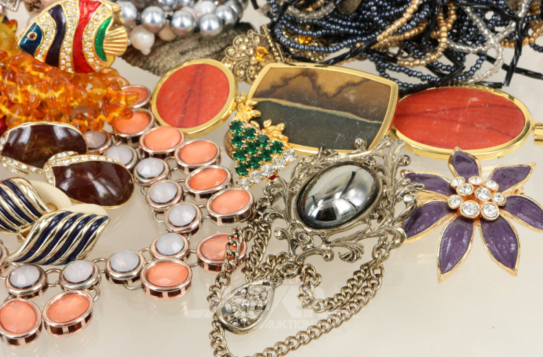Posten Modeschmuck, u.a. Broschen, Ketten, Ohrclips