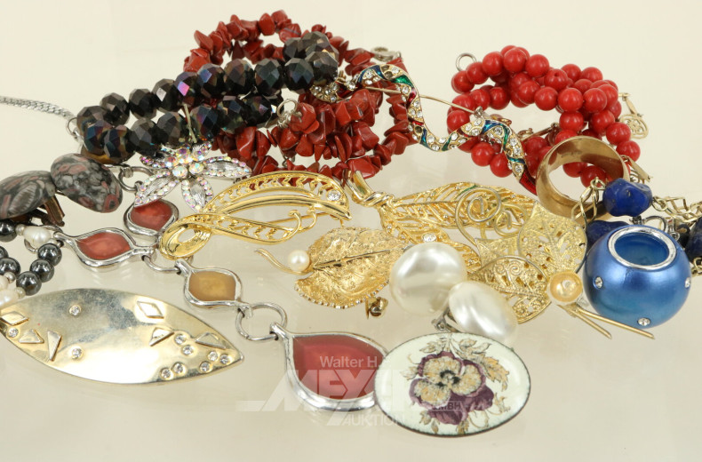 Posten Modeschmuck, u.a. Broschen, Ketten, Ohrclips