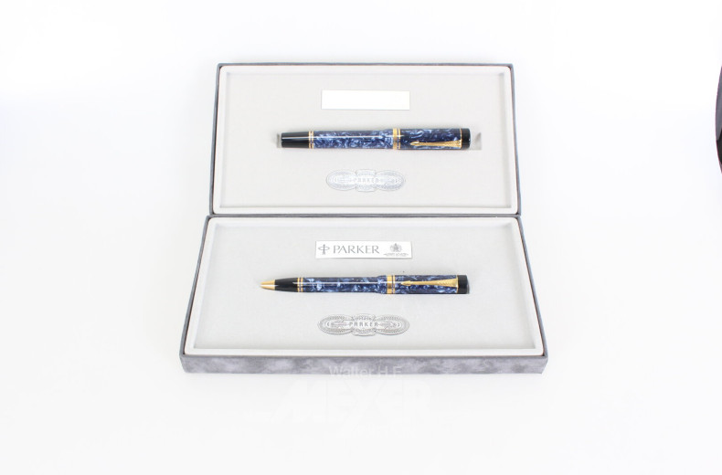 Füllfederhalter und Kugelschreiber in schimmerndem Blau