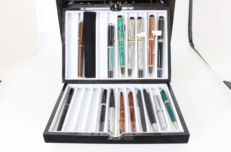 Sammlung von diversen Schreibgeräten in Sammlerkiste