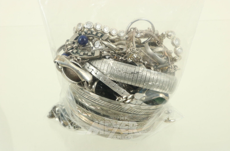Konvolut Silber-Schmuck best. aus: Armreifen u. Ketten