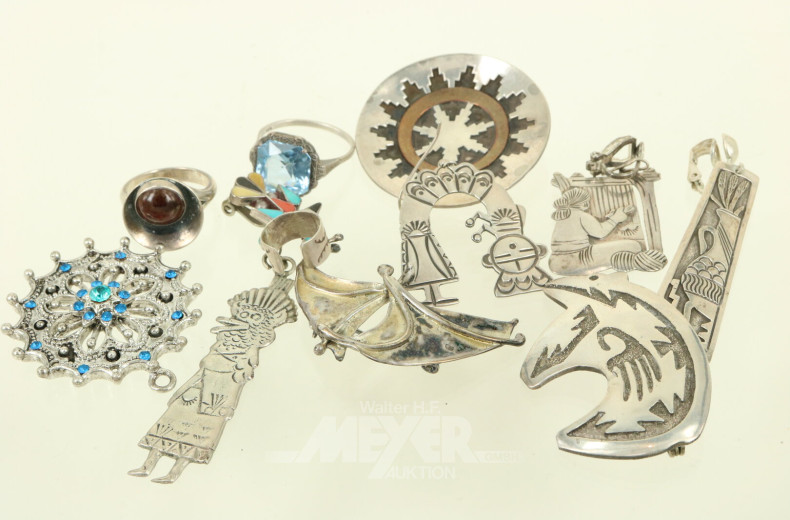 Posten Silberschmuck, u.a. Armreifen, Broschen, Ohrgehänge