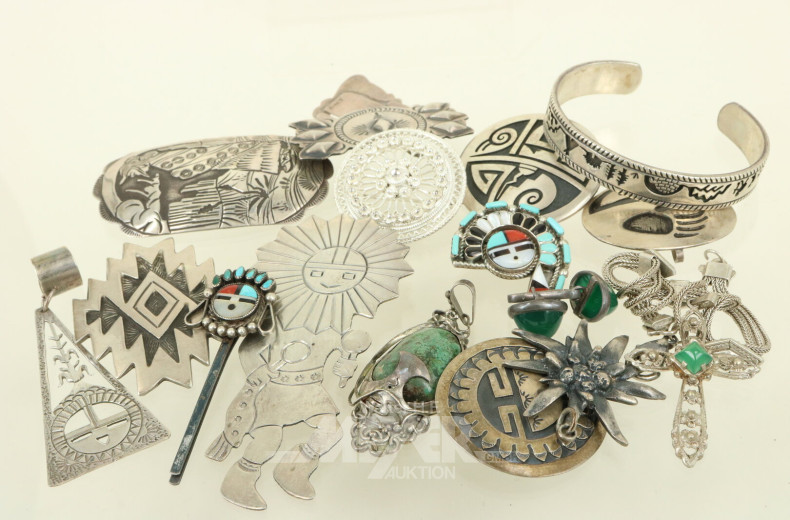 Posten Silberschmuck, u.a. Armreifen, Broschen, Ohrgehänge