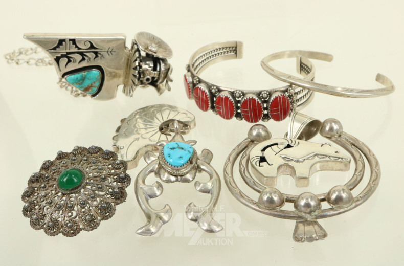 Posten Silberschmuck, u.a. Anhänger, Armreifen, Ketten