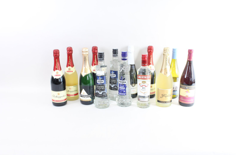 13 Flaschen Alkoholika: Wein, Sekt, Wodka
