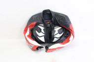Motorrad-Bekleidung: Hose, Jacke, Handschuhe, Helm