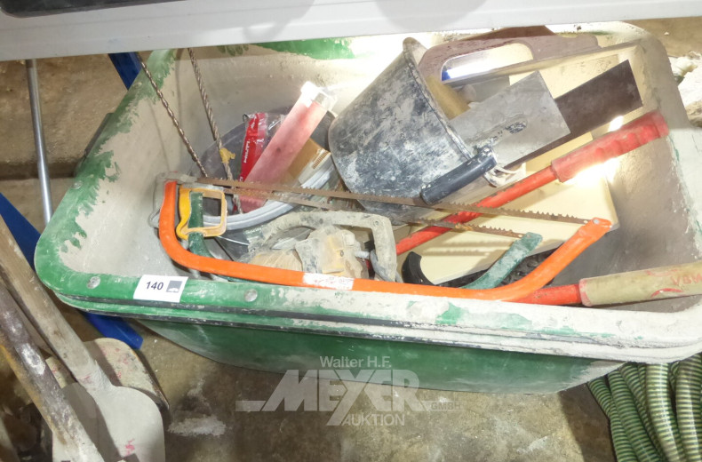 2 Kranmulden mit Inhalt: Hand- und Montagewerkzeug, Sägen, Kettengehänge, Kellen etc.