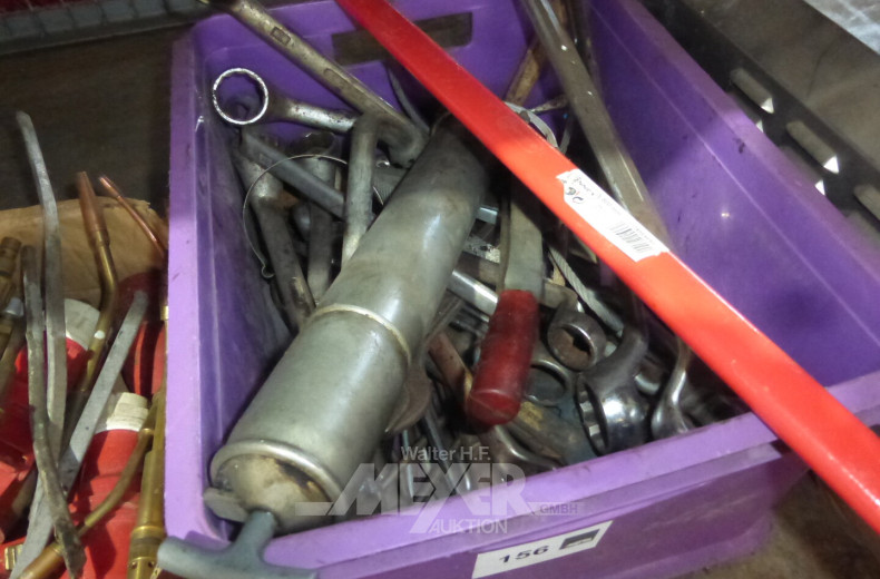 Kunststoffsatte mit Inhalt: Fettpresse, Hand- und Montagewerkzeug