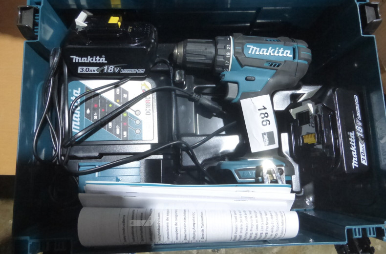 Akkuschrauber mit Ladegerät und 2 Wechselakkus im Koffer