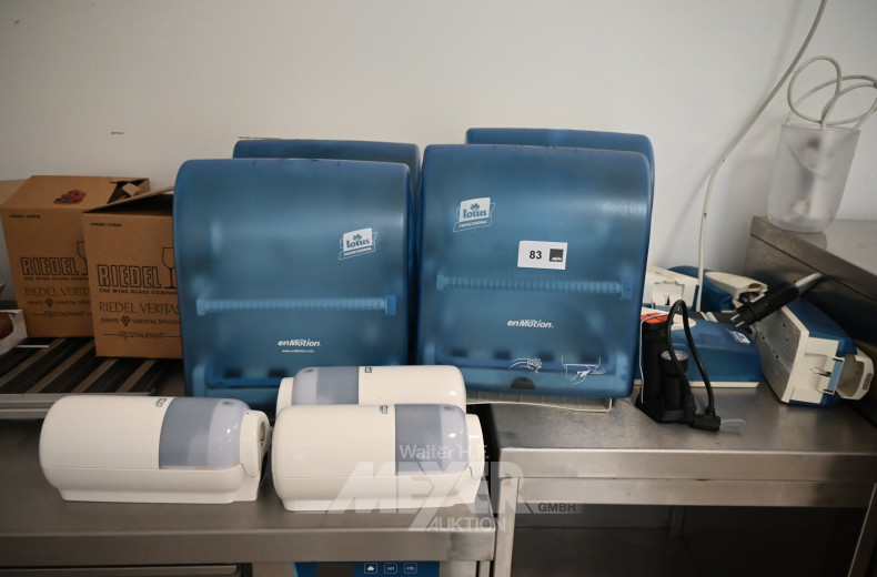 Papierhandtuch- und Seifenspender