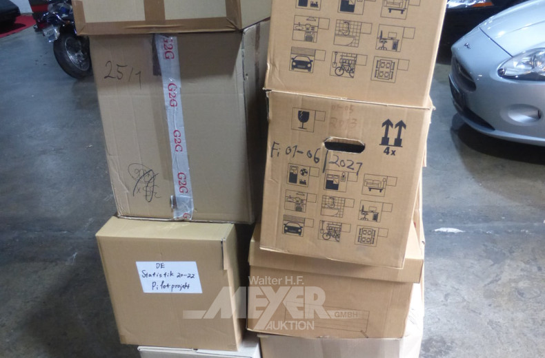 Palette mit Umzugskartons sowie leeren Aktenordern