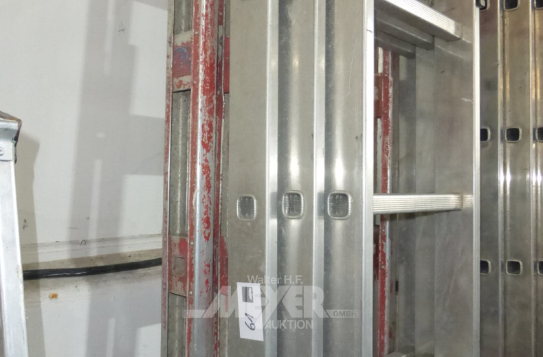 2 Alu- Anlege- und Ausziehleitern, 2 tlg. und 3 tlg., 16 Sprossen + 21 Sprossen