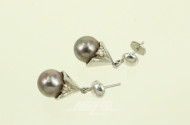 Paar Ohrstecker mit grauer Perle und kl. Brillanten