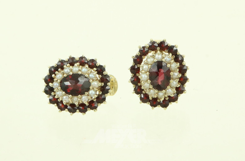 Paar Ohrclips mit Granaten und Perlen