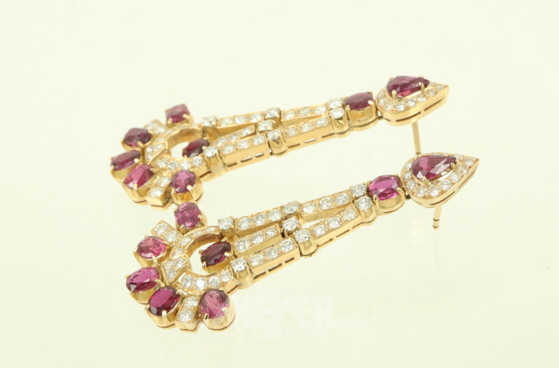 Paar Ohrhänger vollbesetzt mit ca. 100 kl. Brillanten und 16 kl. Rubinen, zus. ca. 1.1 ct.