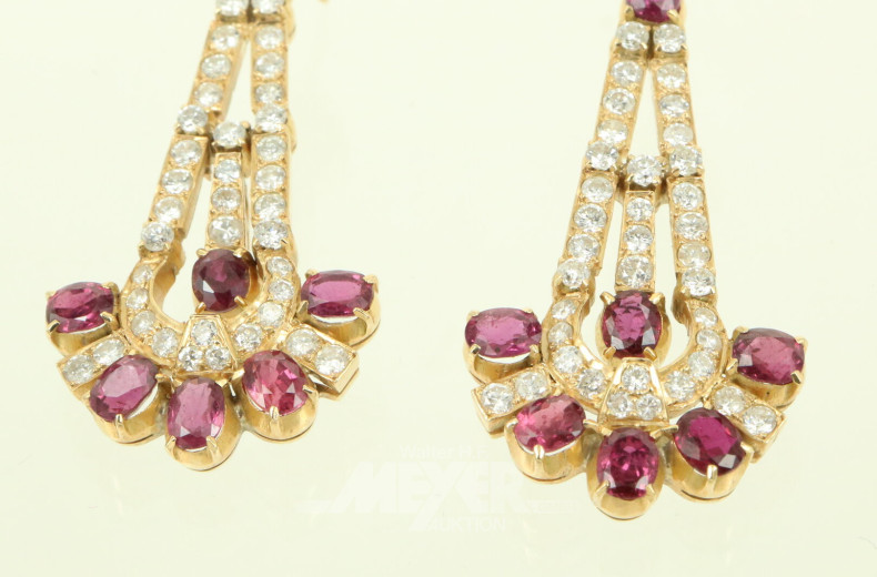 Paar Ohrhänger vollbesetzt mit ca. 100 kl. Brillanten und 16 kl. Rubinen, zus. ca. 1.1 ct.