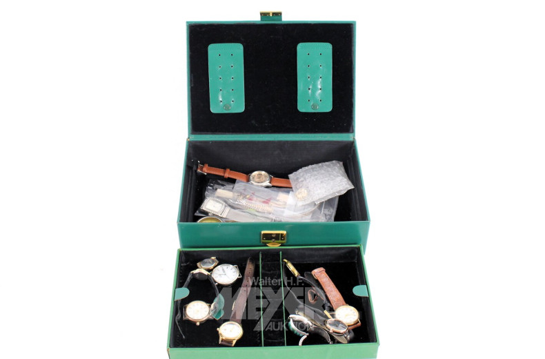 Posten Armbanduhren im kleinen Schmuckkasten
