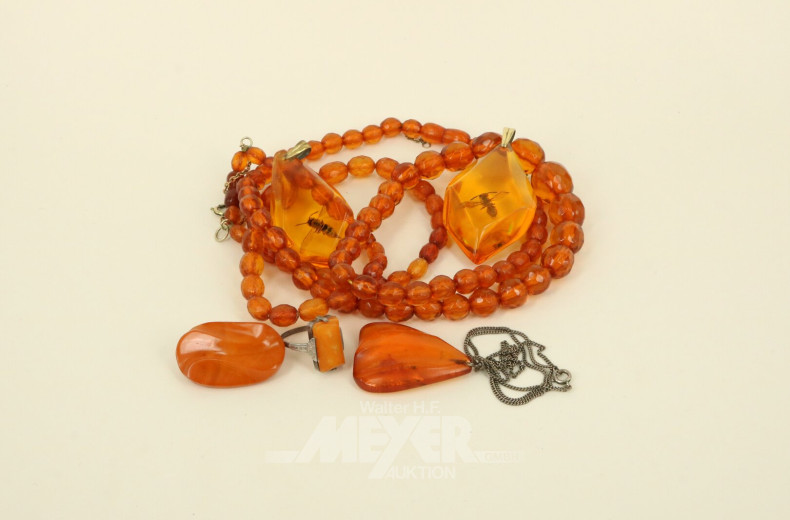 Kleine Tüte mit Bernsteinschmuck