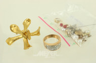 Posten Altgold und Modeschmuck