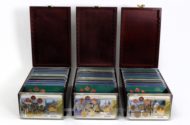 3 Kisten mit Euro-Kursmünzensätzen
