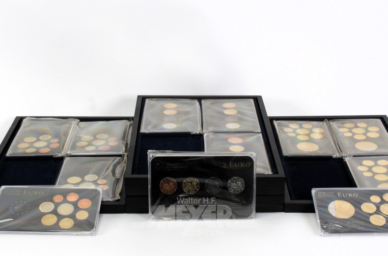 Posten Euro-Prestige- und Edelmetall-Sätze auf 6 Tableaus