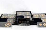 Posten Euro-Prestige- und Edelmetall-Sätze auf 6 Tableaus