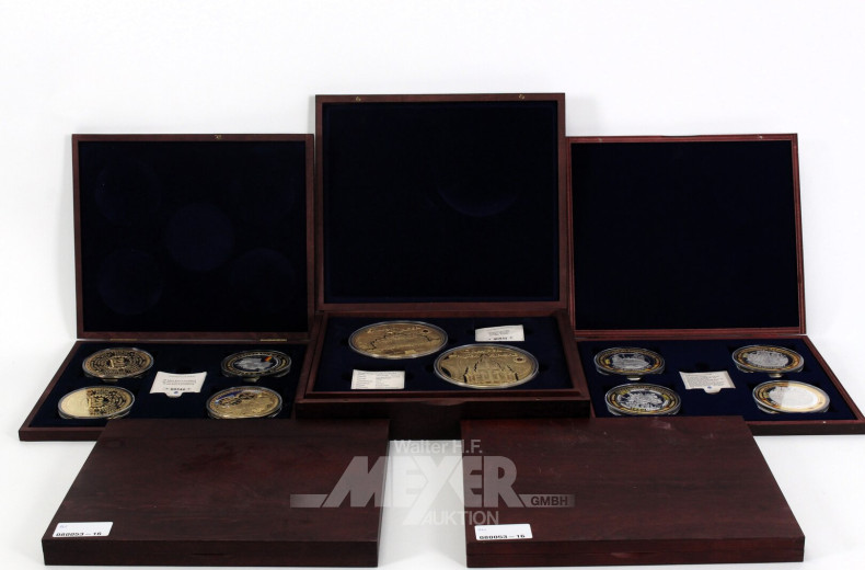 Posten Gigantenmedaillen in 5 Holzkassetten