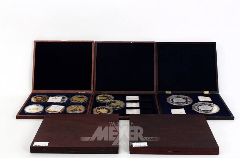 Posten Gigantenmedaillen in 5 Holzkassetten