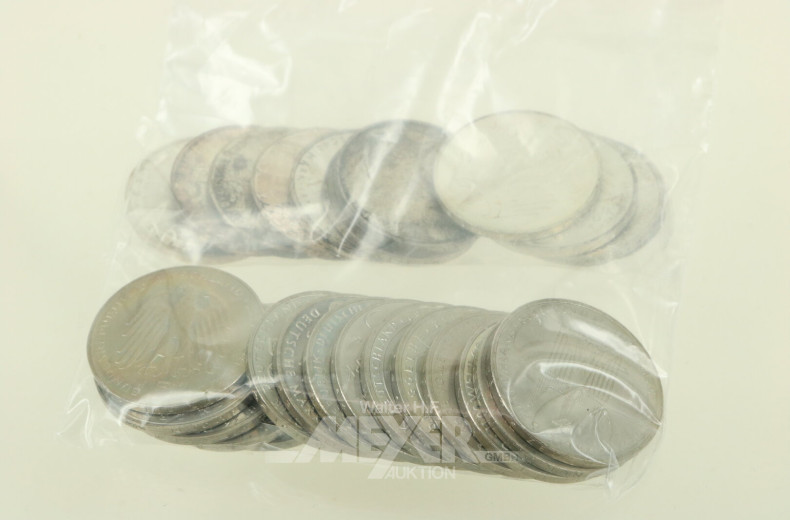 Tüte mit BRD - 5 Mark Gedenkprägungen