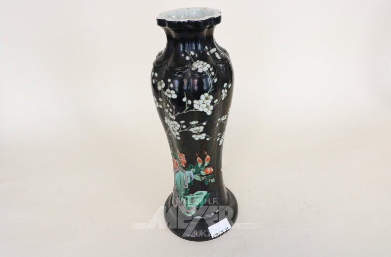 Chinesische Vase mit Holzsockel