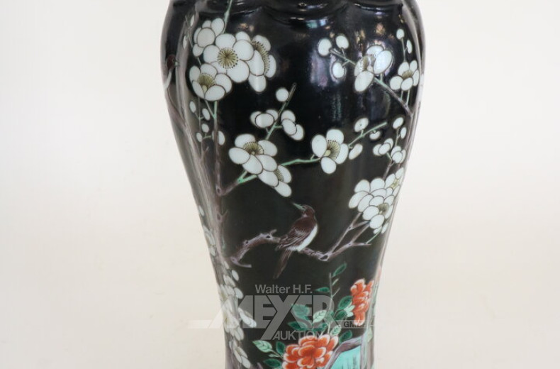 Chinesische Vase mit Holzsockel