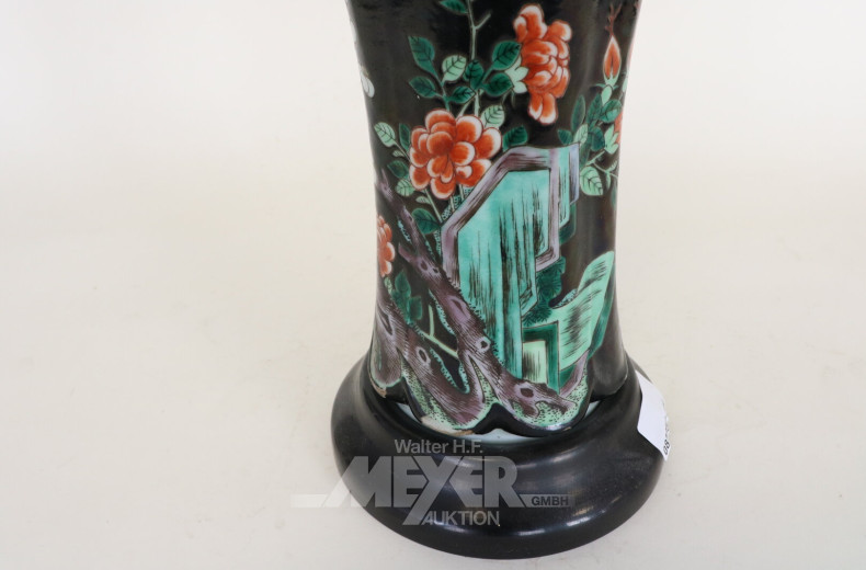 Chinesische Vase mit Holzsockel