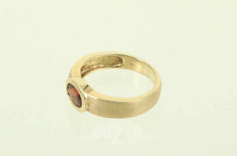 Ring, besetzt mit 1 roten Farbstein