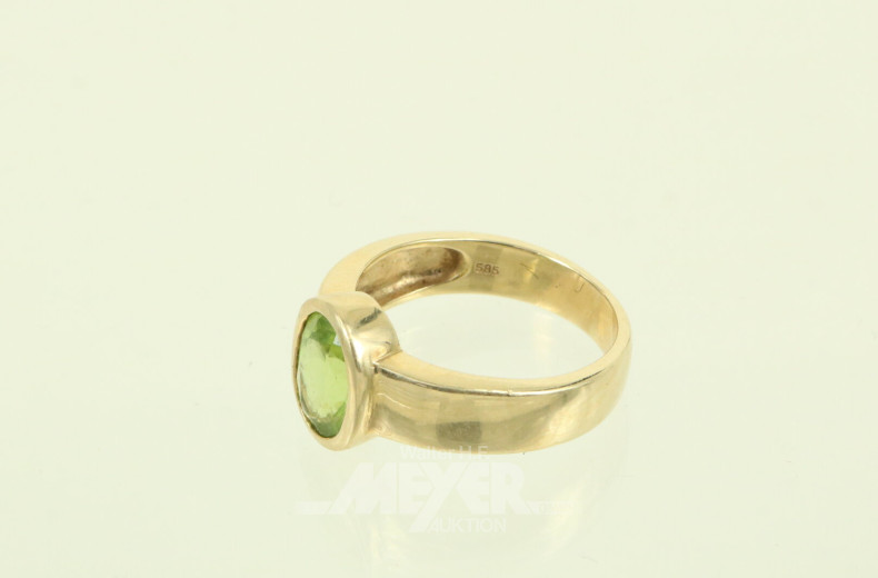 Ring, besetzt mit 1 grünen Farbstein