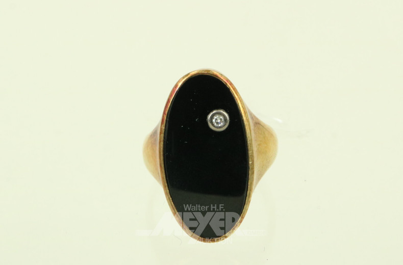 Ring, besetzt mit 1 Onyxplatte und 1 kl. Brillanten