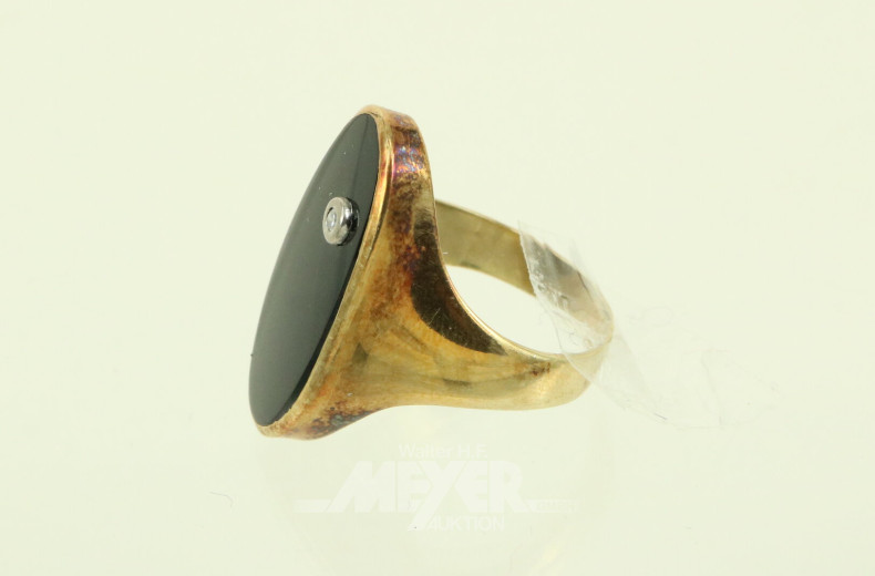 Ring, besetzt mit 1 Onyxplatte und 1 kl. Brillanten