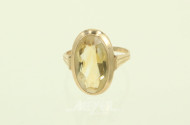 Ring, beetzt mit 1 gelben Citrin, oval facettiert
