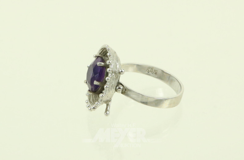 Ring, besetzt mit 1 Amethyst im Brillantschliff