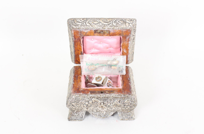 4 Schmuckschatullen mit dekorativen Metallbeschlägen