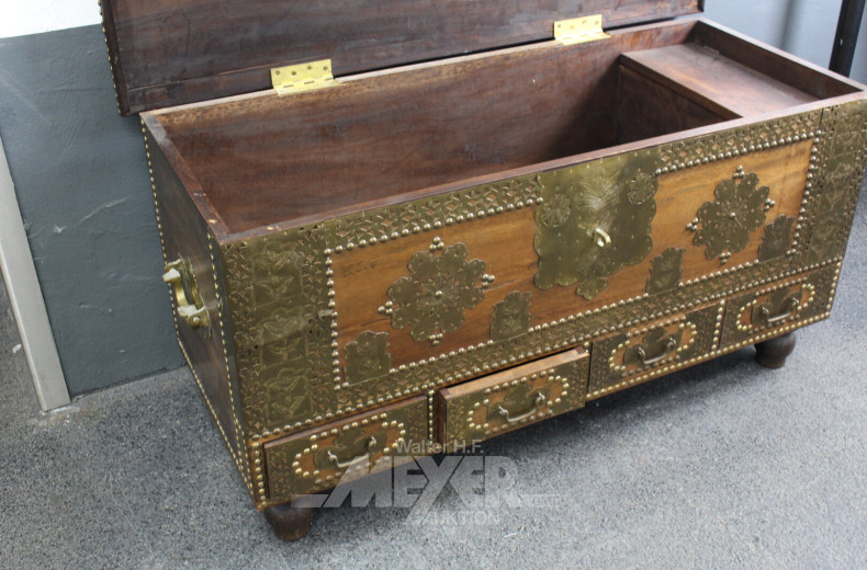 Konsole und Hochzeitstruhe im orientalischen Stil