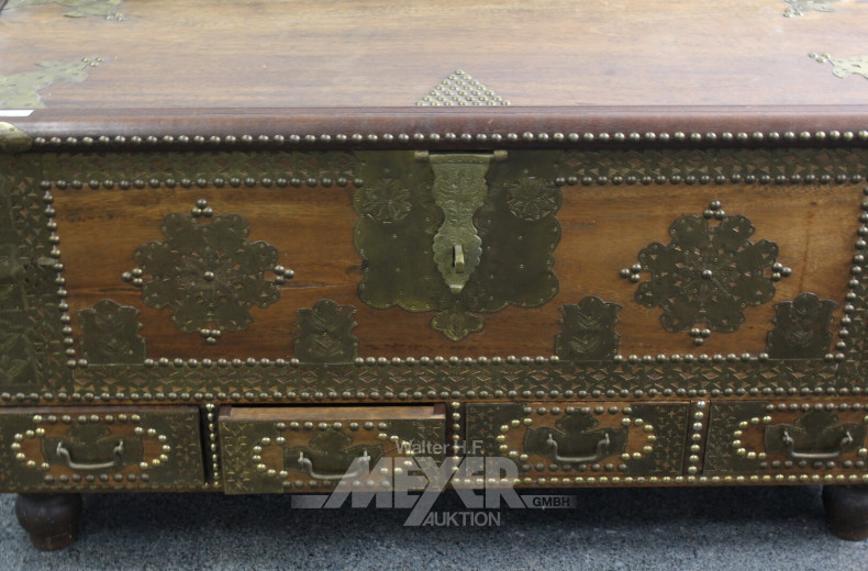 Konsole und Hochzeitstruhe im orientalischen Stil