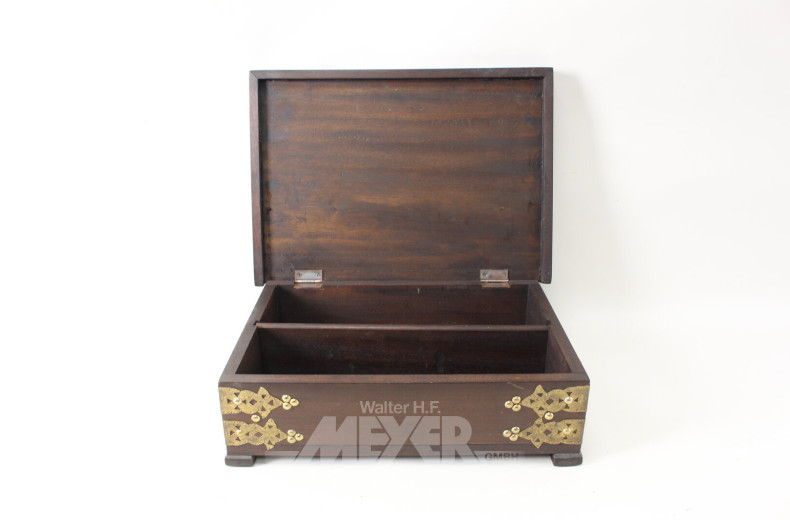 Spiegel und zwei Vollholzkisten im orientalischen Stil